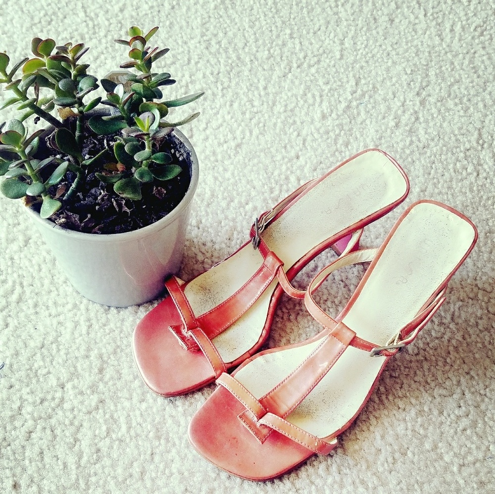 Unisa Peach color sandals size 7
